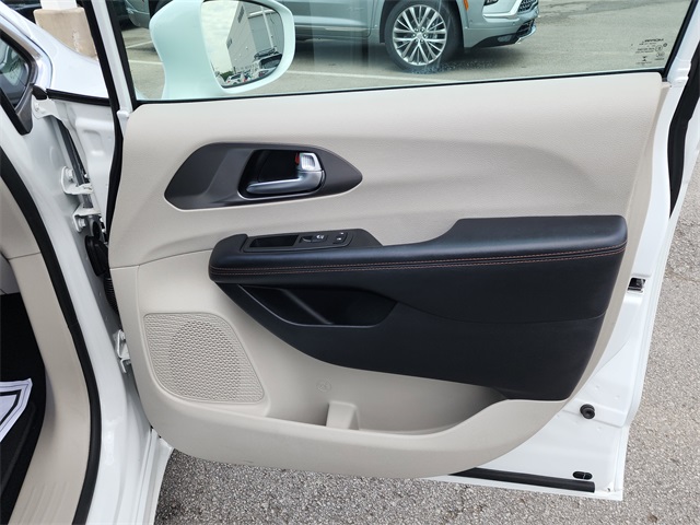 2020 Chrysler Pacifica Touring L photo 14