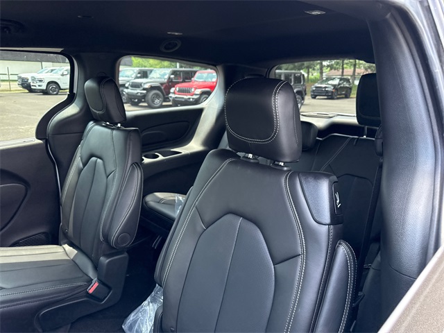2025 Chrysler Pacifica photo 3
