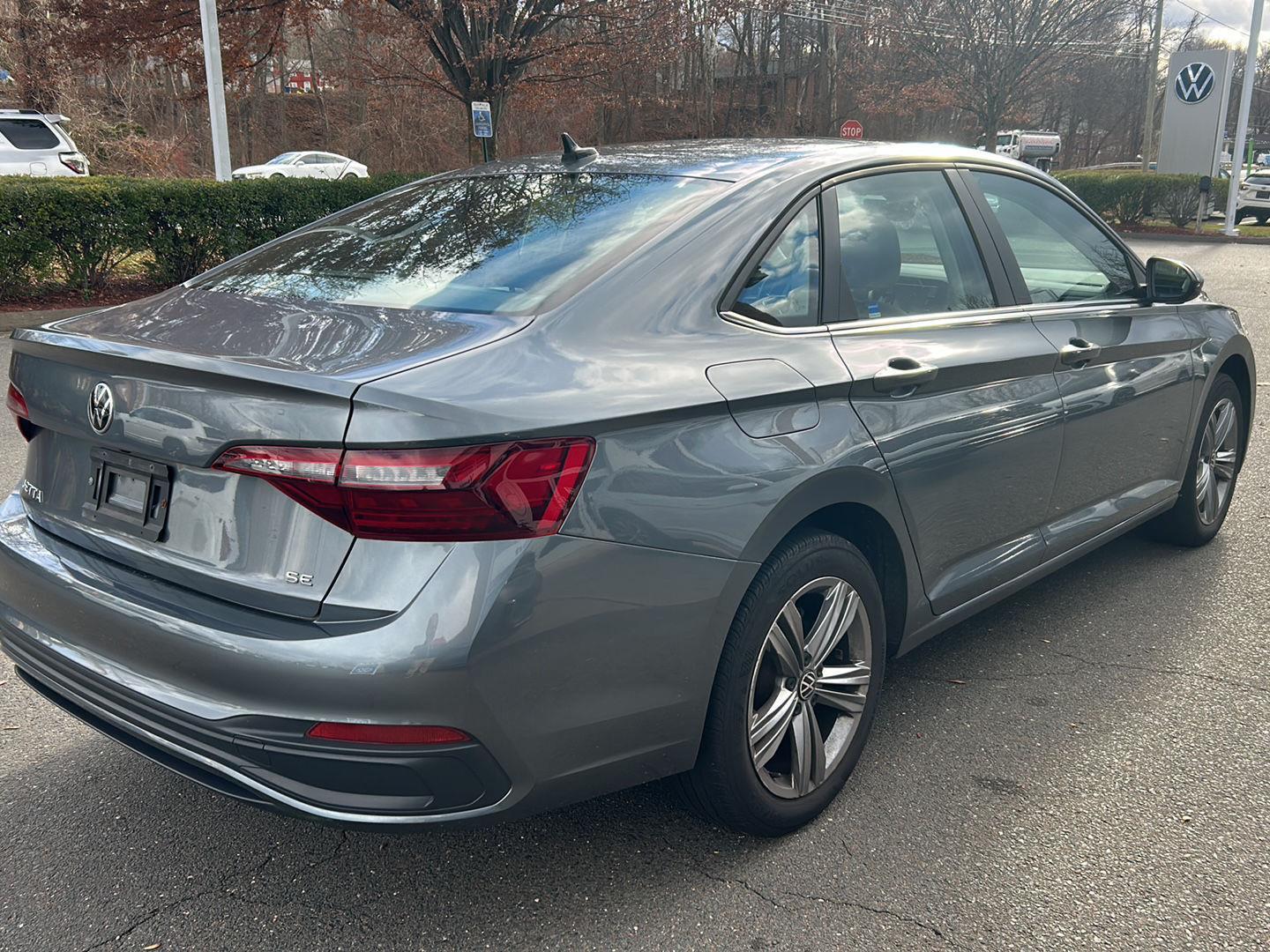 2023 Volkswagen Jetta SE photo 4