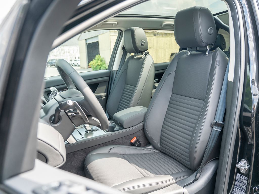 2025 Land Rover Discovery Sport S photo 16