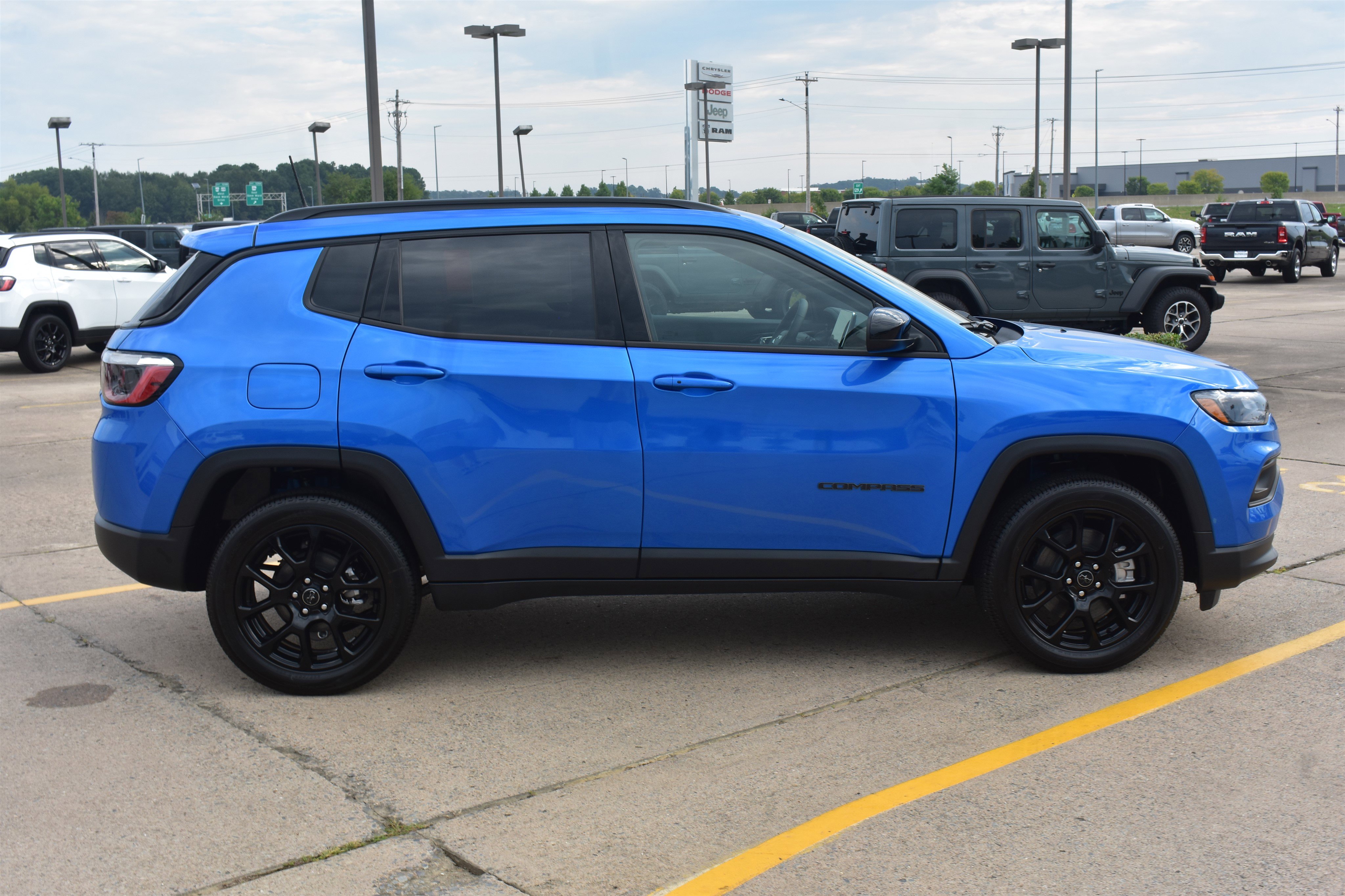 2025 Jeep Compass North Edition Latitude photo 2