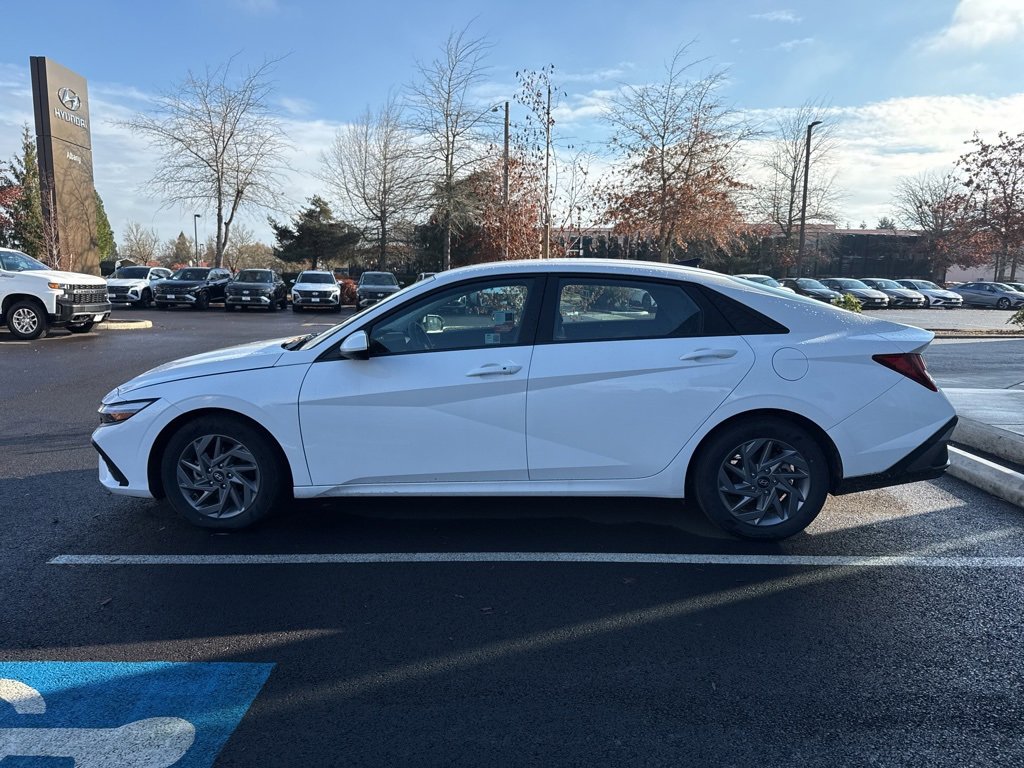 2024 Hyundai Elantra SEL photo 3