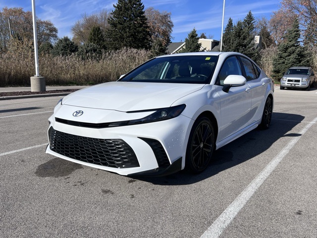 2025 Toyota Camry SE photo 3