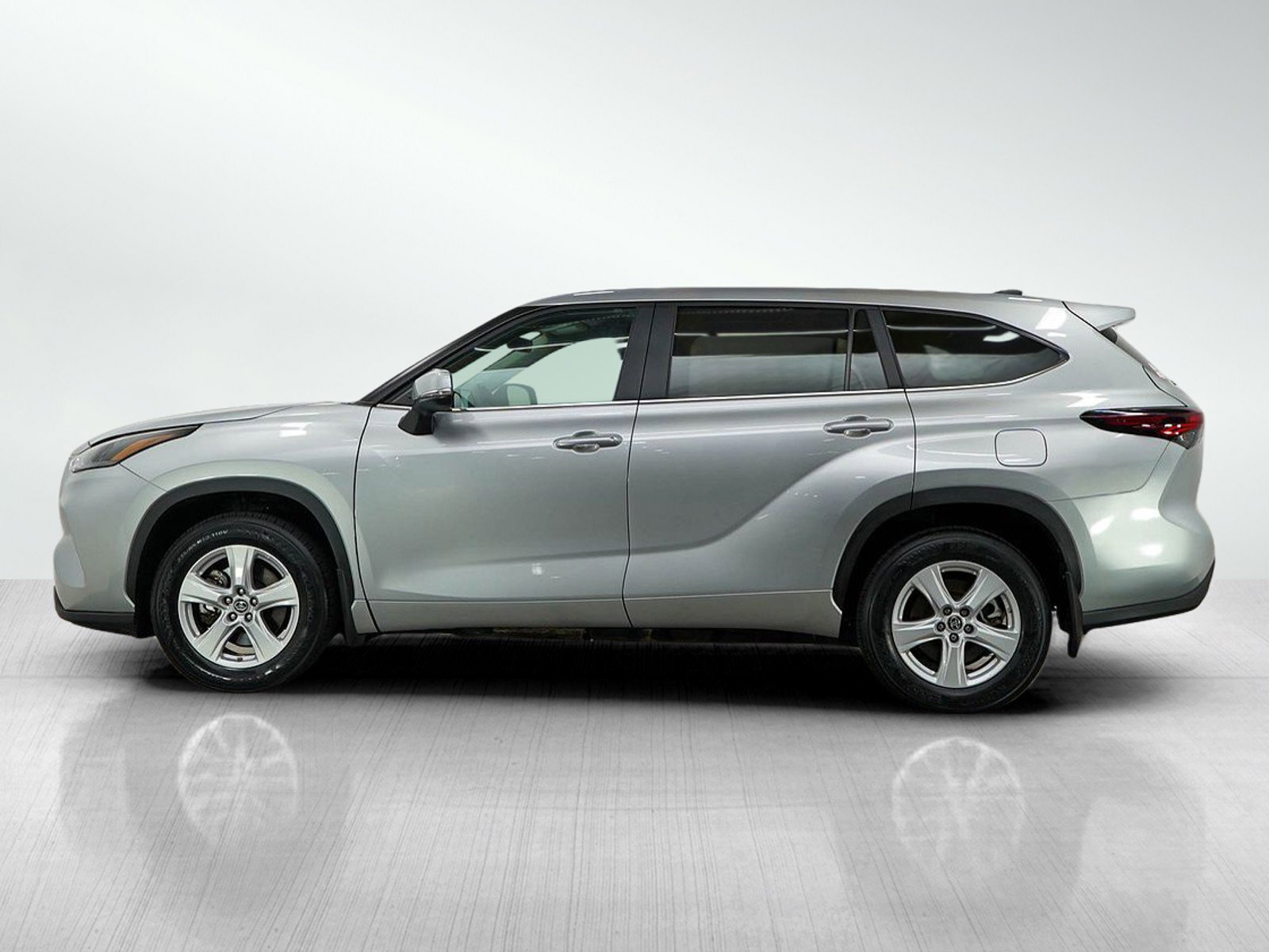 Used 2024 Toyota Highlander LE with VIN 5TDKDRBH9RS560775 for sale in Bloomington, Minnesota