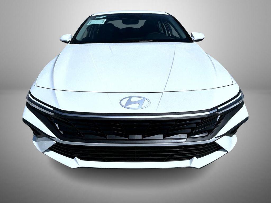 2025 Hyundai Elantra SE photo 2