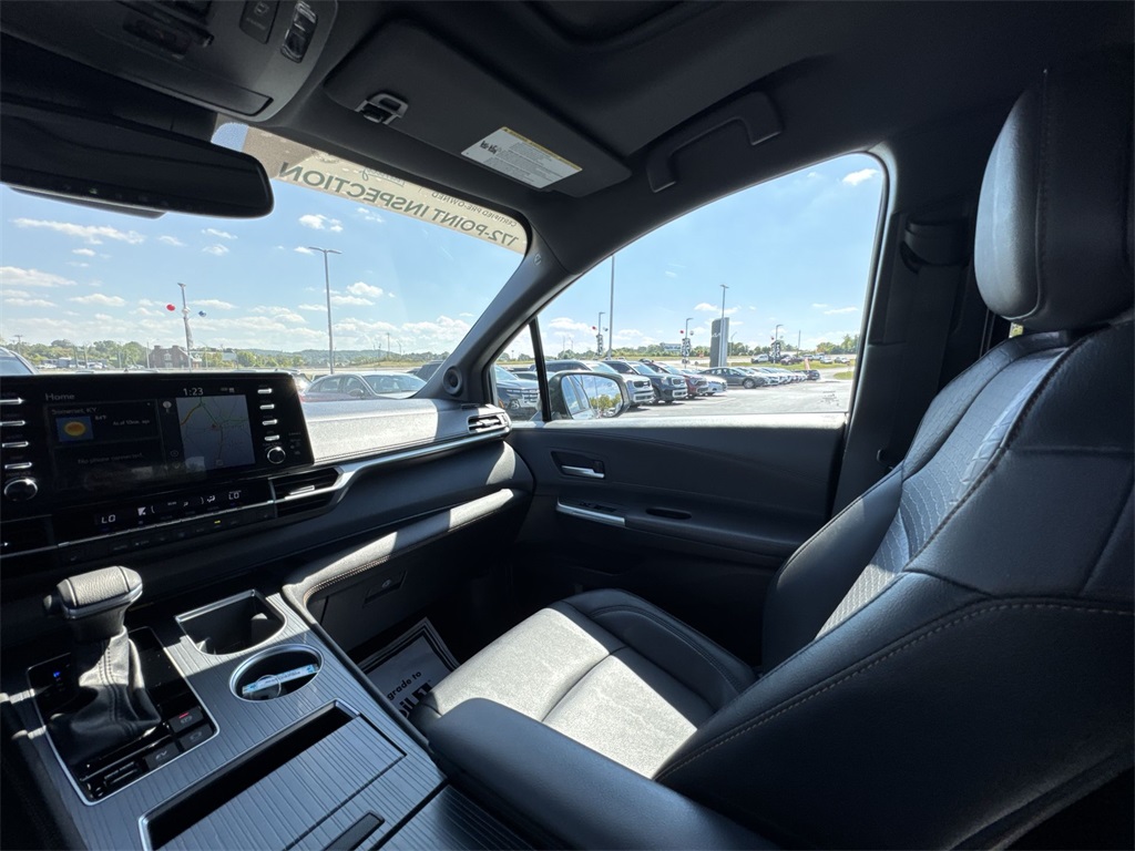 2024 Toyota Sienna LE photo 11