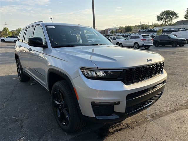 2025 Jeep Grand Cherokee Limited photo 4