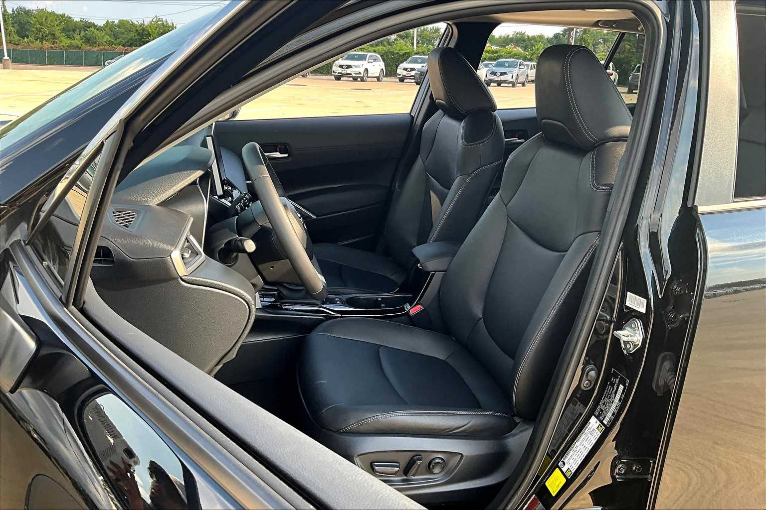 2024 Toyota Corolla Cross XLE photo 7