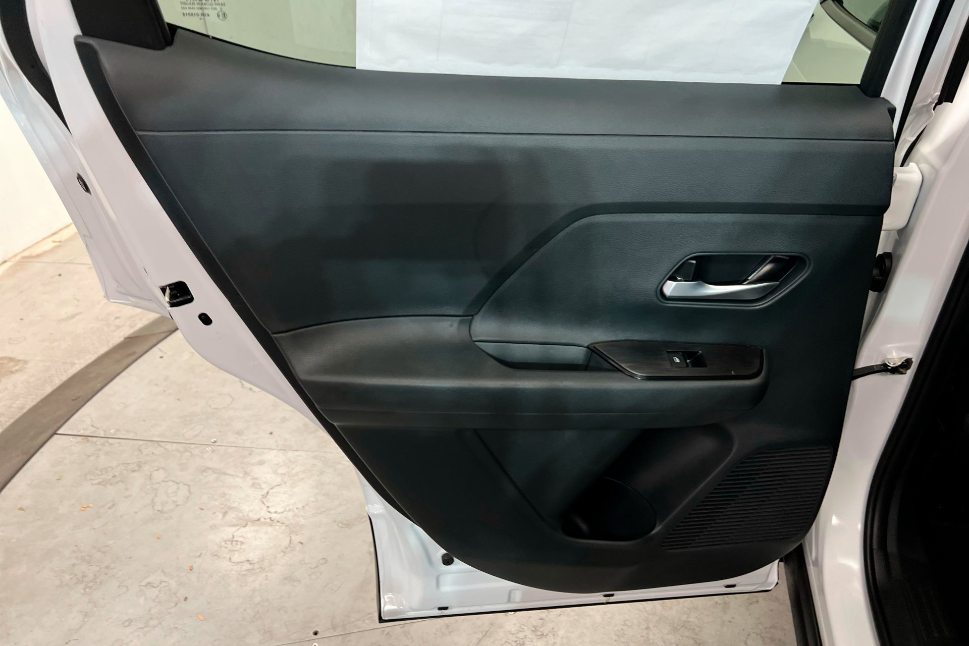 2025 Nissan Kicks SV photo 17