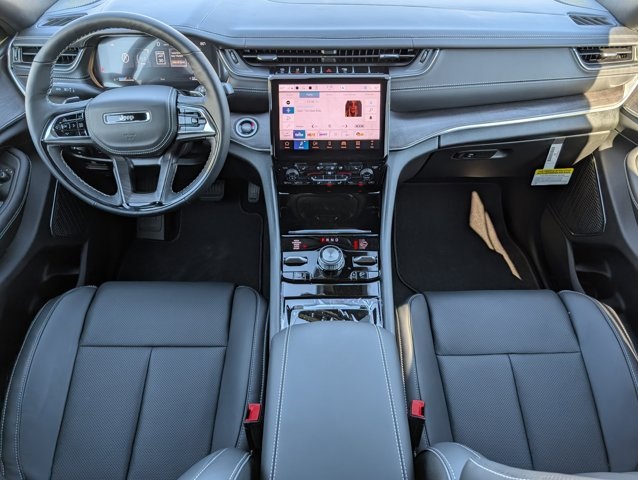 2025 Jeep Grand Cherokee Overland photo 4