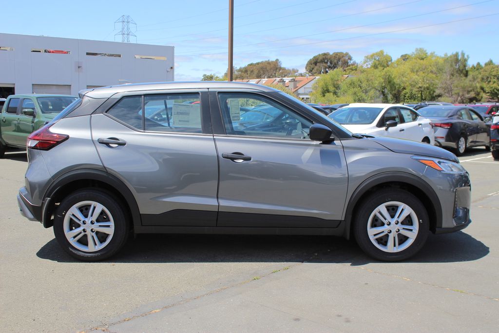2025 Nissan Kicks Play S photo 4
