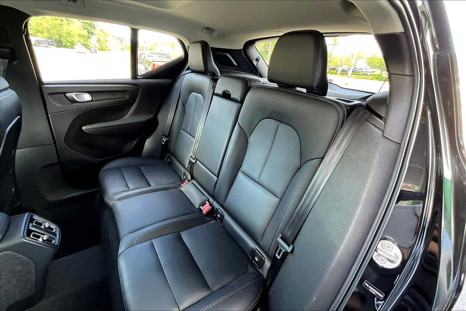 2025 Volvo XC40 Plus photo 20