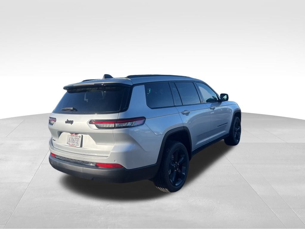 2025 Jeep Grand Cherokee Laredo photo 3