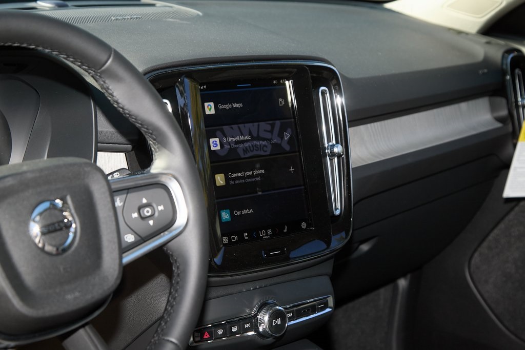 2025 VOLVO XC40 - Image 12