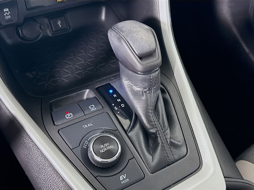 2022 Toyota RAV4 Hybrid XLE photo 16