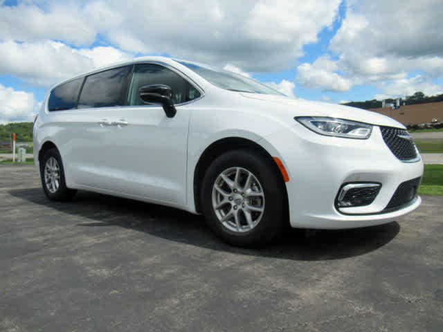 2024 Chrysler Pacifica Touring L photo 7