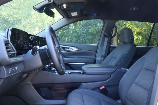 2025 Chevrolet Traverse photo 4