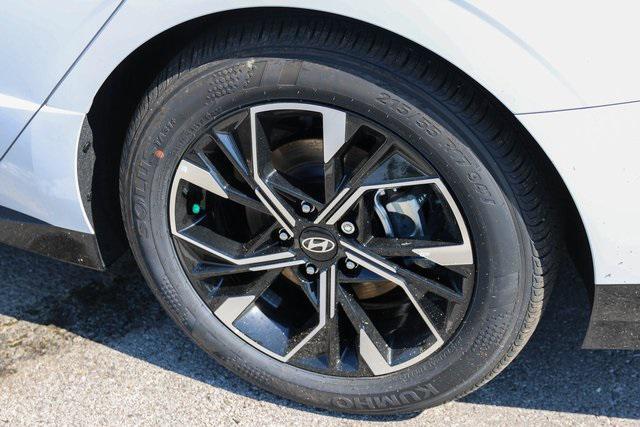 New 2025 White Hyundai SEL image 5