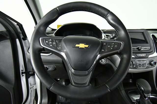 2022 Chevrolet Equinox LT photo 2