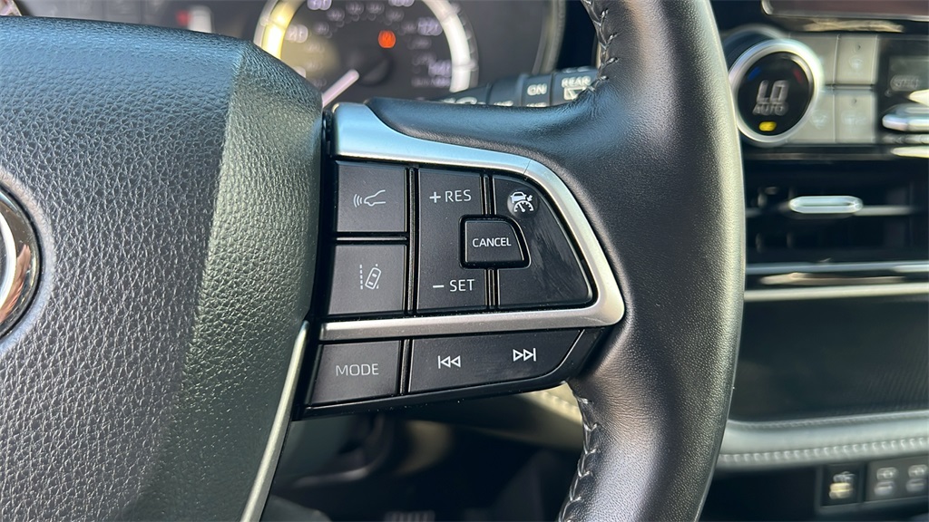2024 Toyota Highlander LE photo 17