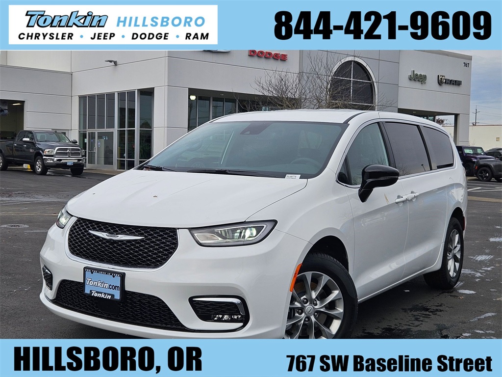 2026 Chrysler Pacifica Select's photo