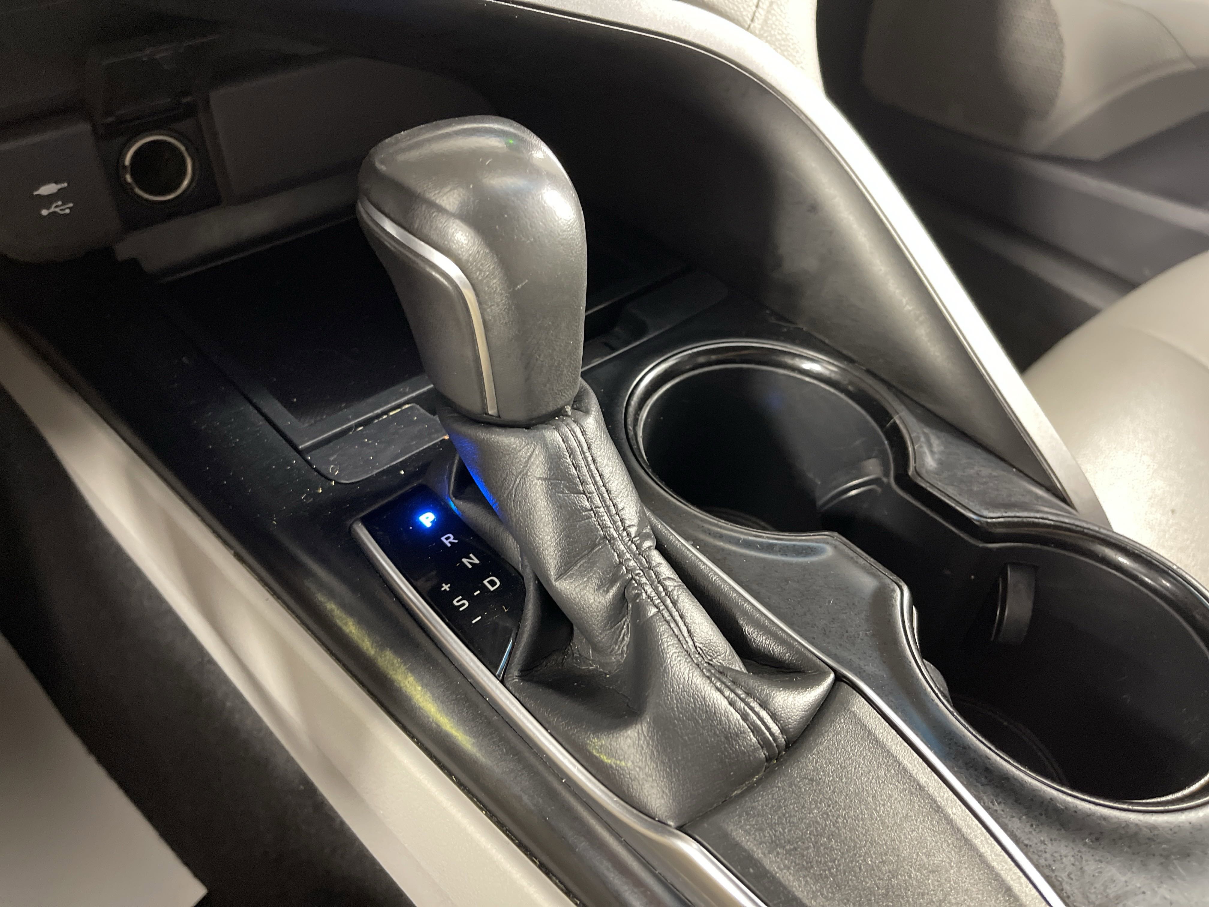 2018 Toyota Camry SE photo 13