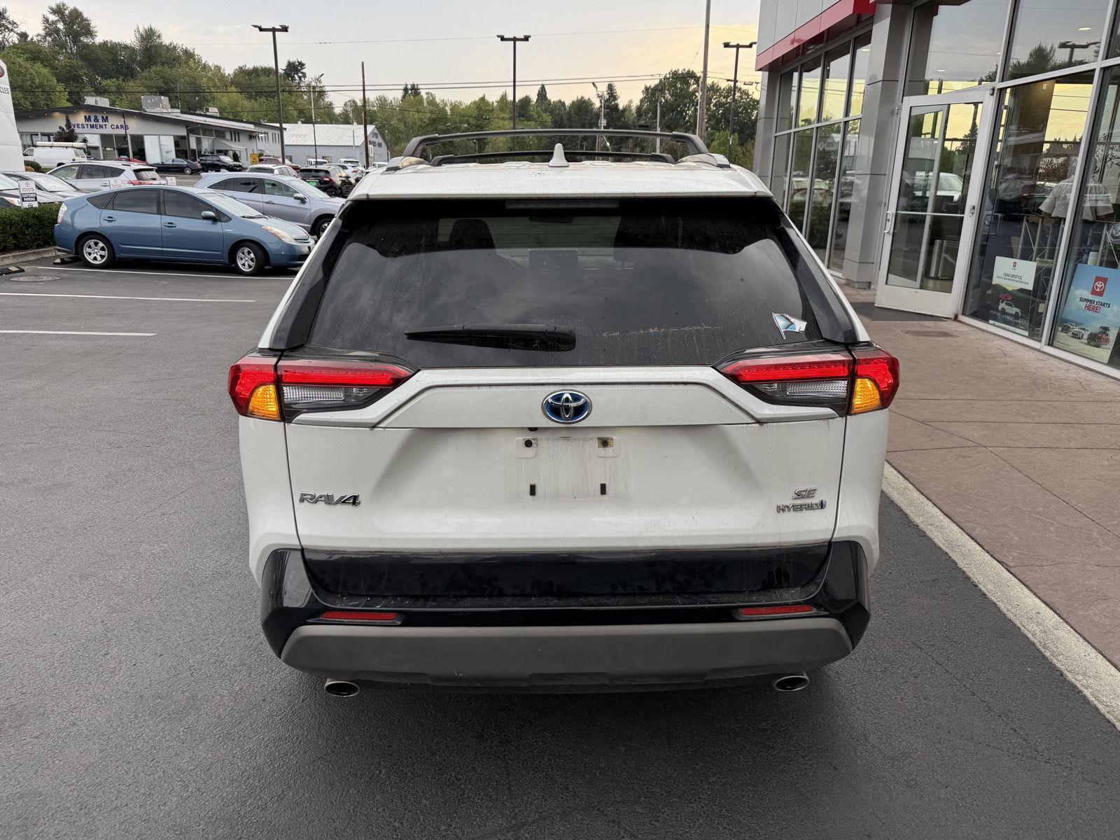 2022 Toyota RAV4 Hybrid SE photo 3