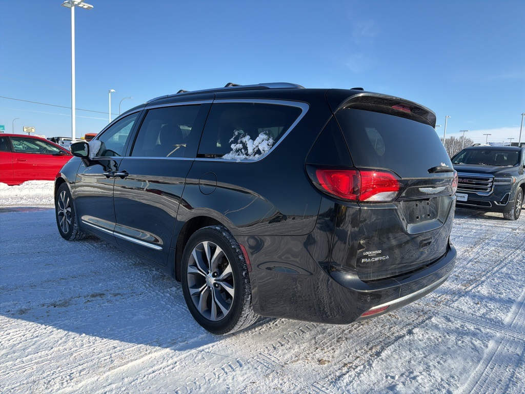 2018 Chrysler Pacifica Limited photo 3