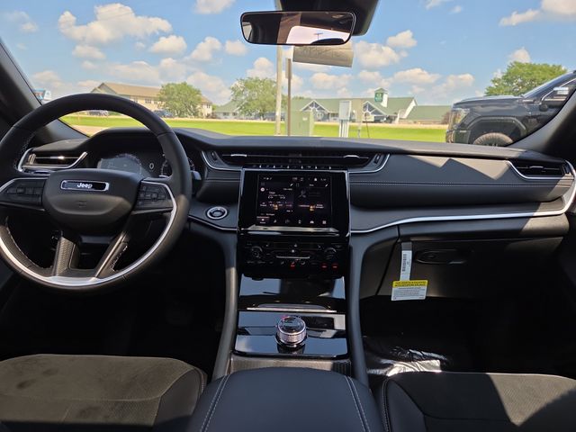 2025 Jeep Grand Cherokee Altitude photo 4