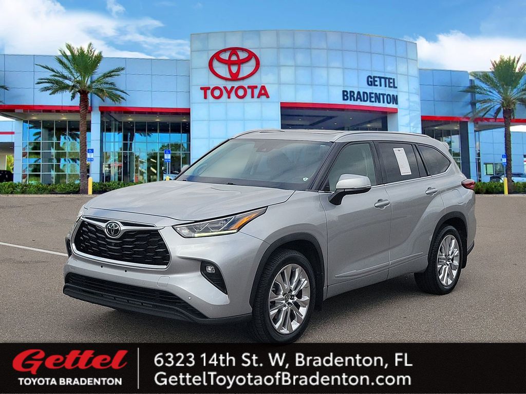 2022 Toyota Highlander Limited's photo
