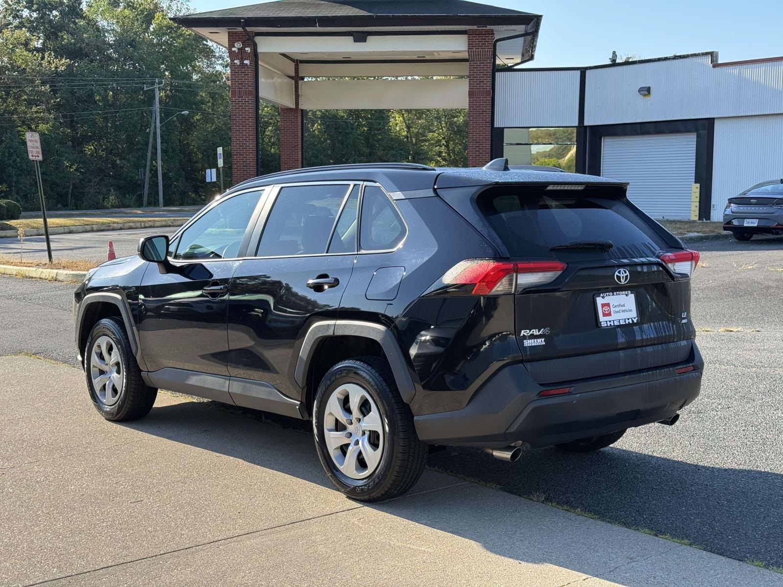 2021 Toyota RAV4 LE photo 8