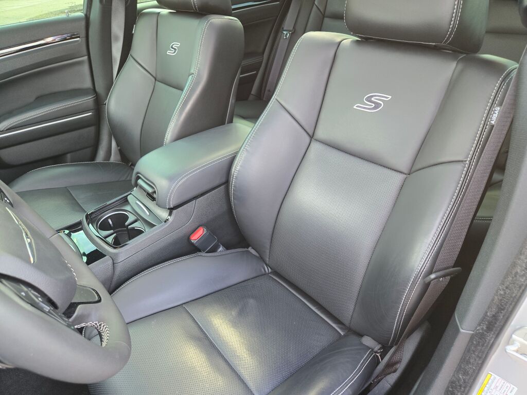 2023 Chrysler 300 photo 19