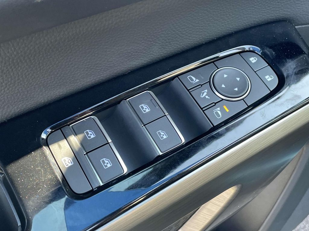 2025 Nissan Pathfinder Platinum photo 19