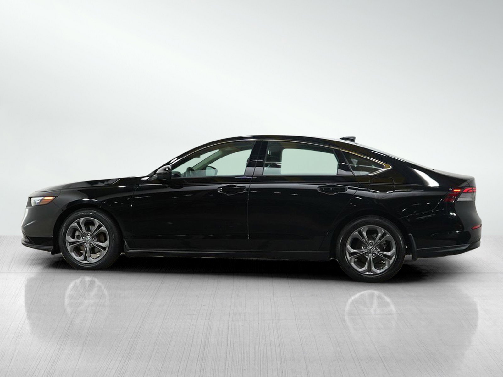 Used 2024 Honda Accord EX with VIN 1HGCY1F30RA006595 for sale in Burnsville, Minnesota