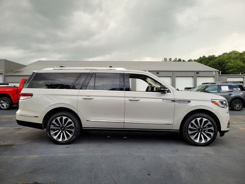 2024 Lincoln Navigator L Reserve photo 11