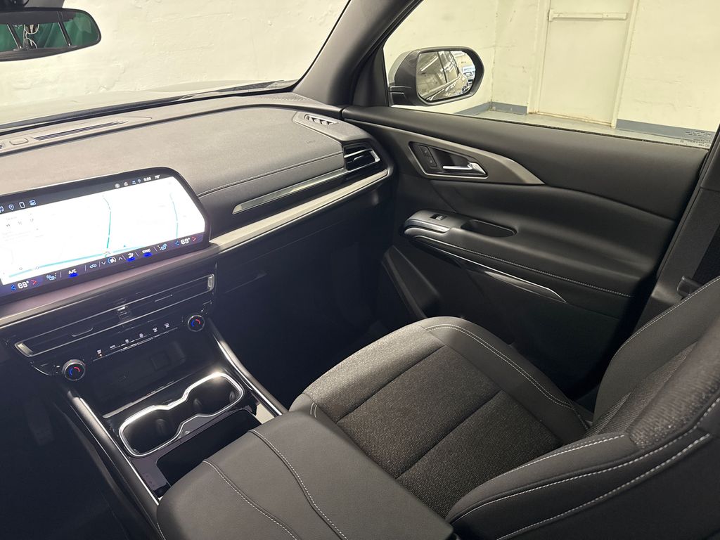 2025 Chevrolet Traverse photo 22