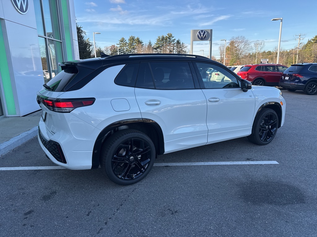 2026 Volkswagen Tiguan SE R-Line Black photo 3