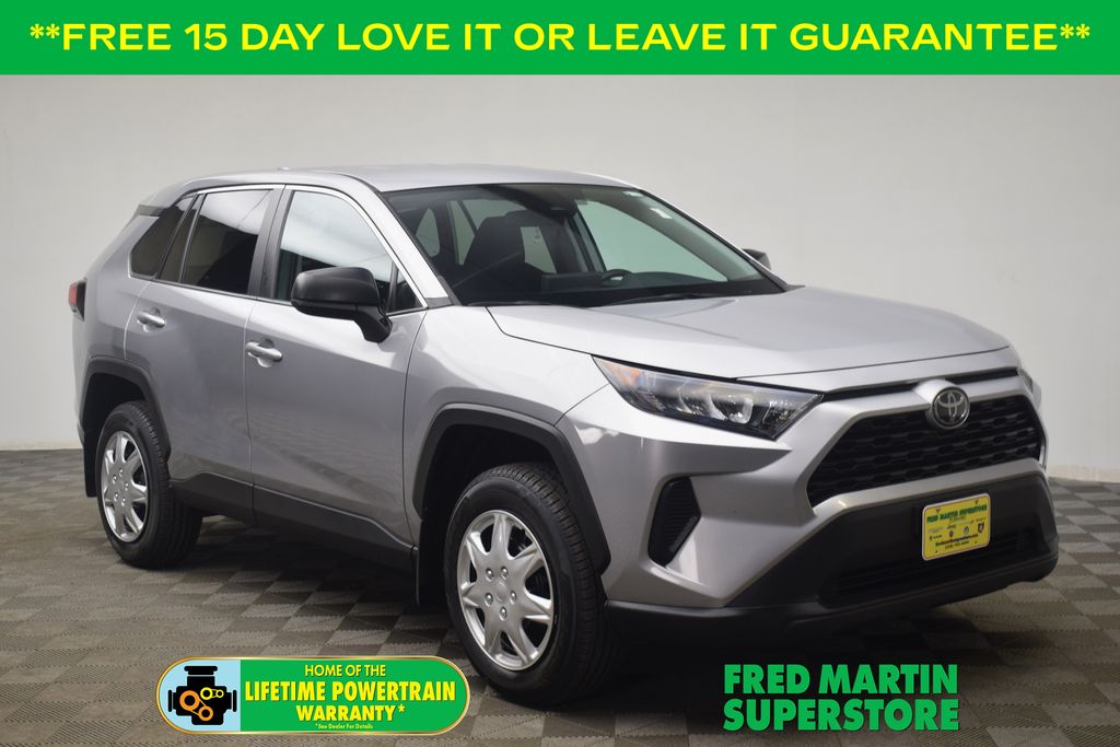 2022 Toyota RAV4 LE's photo