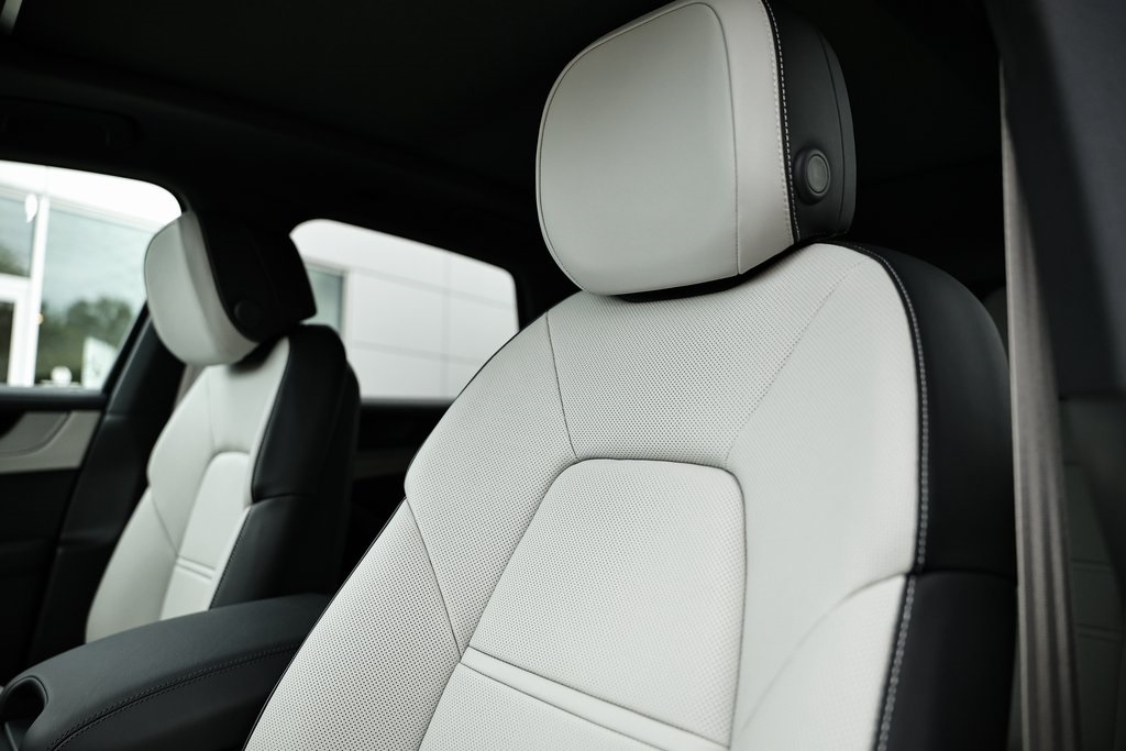 2026 Porsche Cayenne photo 24