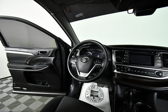 2017 Toyota Highlander LE photo 15