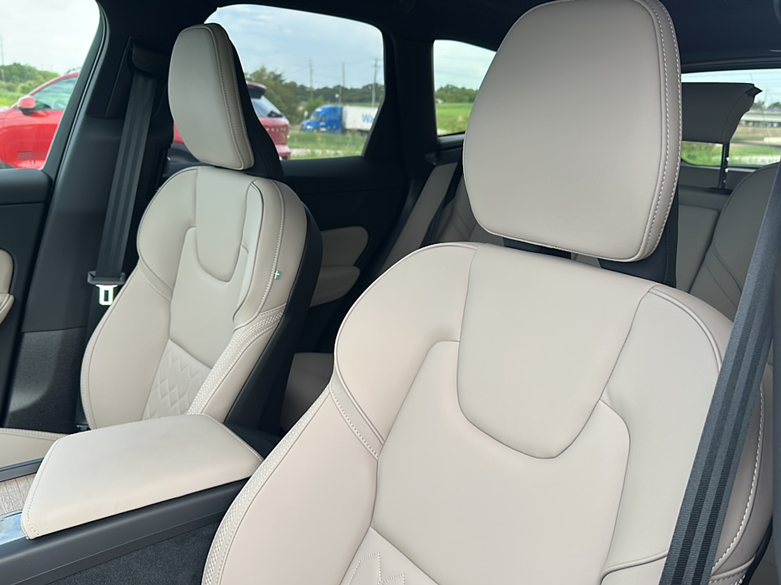 2026 Volvo XC60 T8 Plus photo 4
