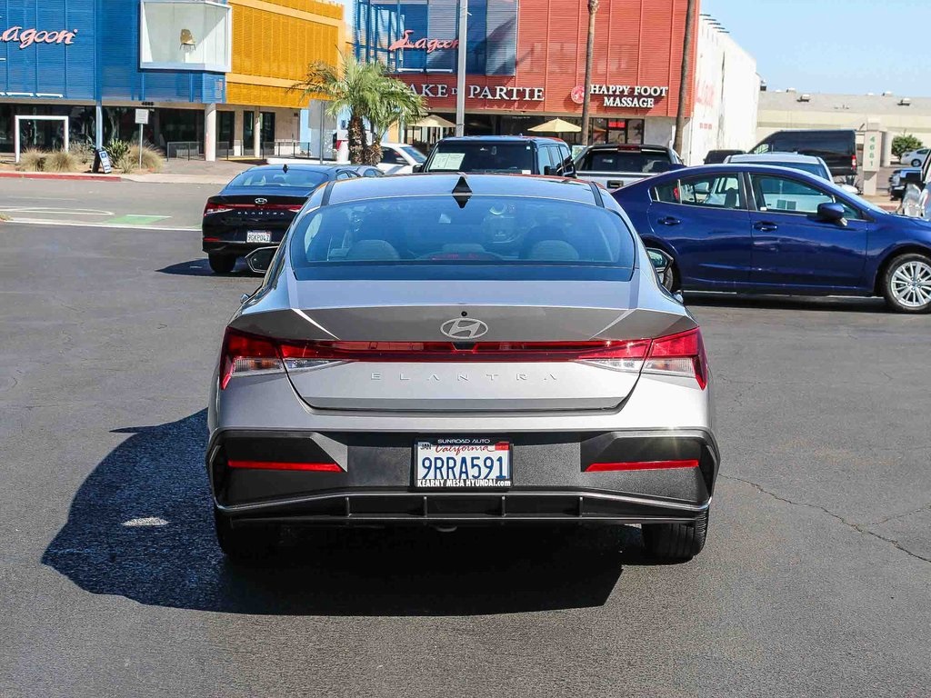 2025 Hyundai Elantra SE photo 9