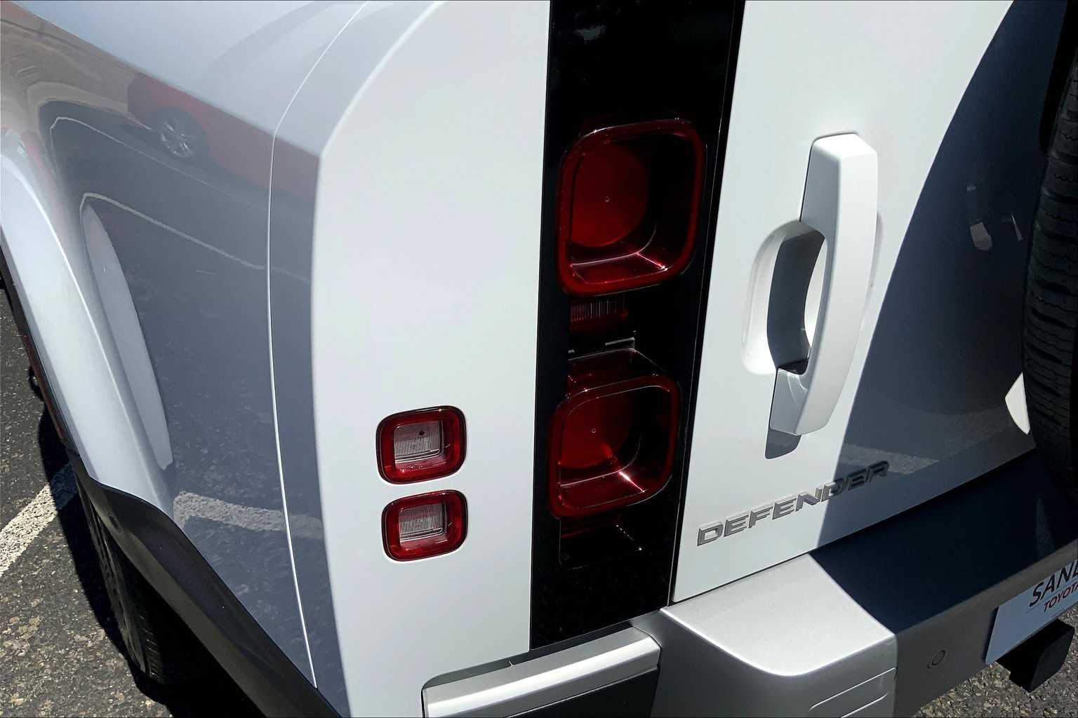 2024 Land Rover Defender S photo 24