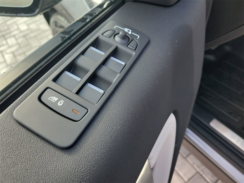 2025 Land Rover Discovery Sport SE photo 22