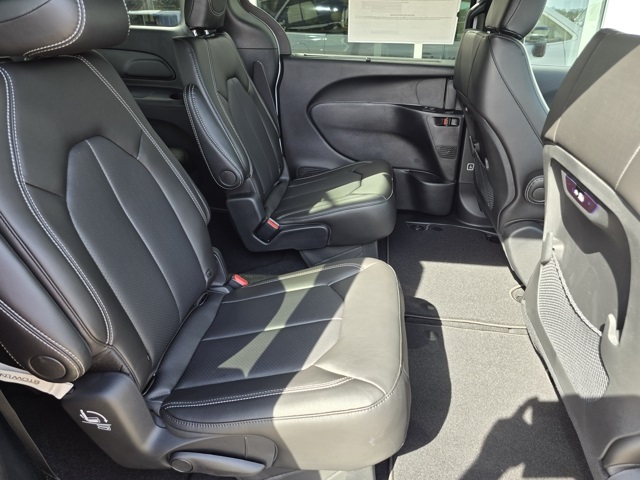2026 Chrysler Pacifica photo 8