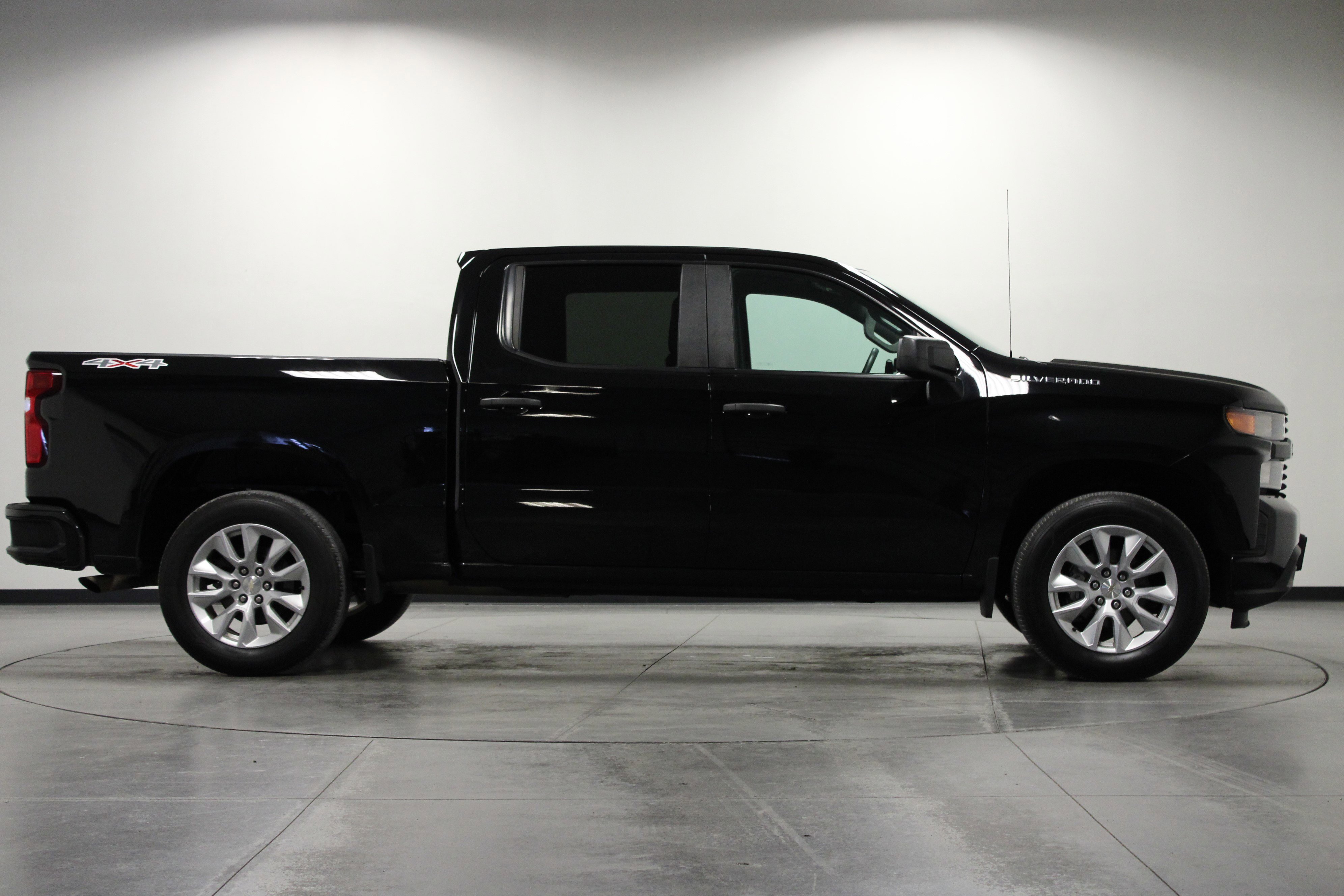 2021 Chevrolet Silverado 1500 Custom photo 2