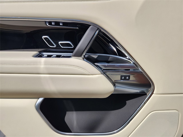 2025 Land Rover Range Rover SE photo 12