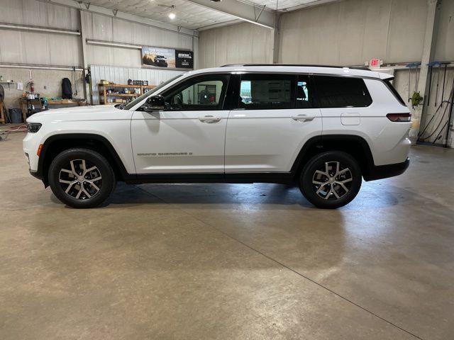2025 Jeep Grand Cherokee Limited photo 2