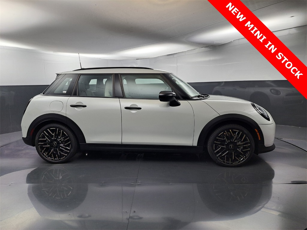 2025 Mini Cooper 4 Door Hardtop Signature photo 2