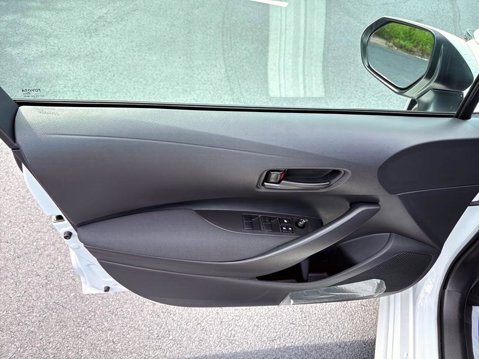 2025 Toyota Corolla LE photo 9